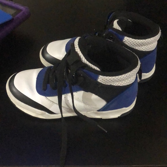 CHILDRENS PLACE SNEAKERS - Picture 2 of 4